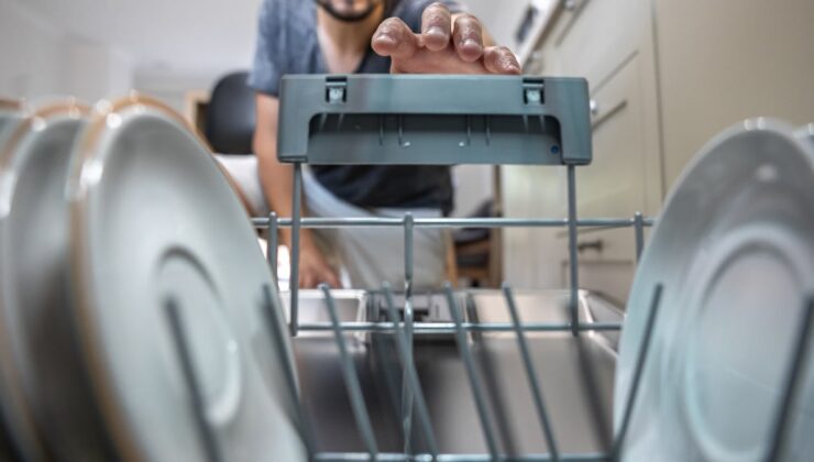 Bulaşık makinesinde bu eşyaları asla yıkamayın: Makineye ve sıhhate ziyan veriyor