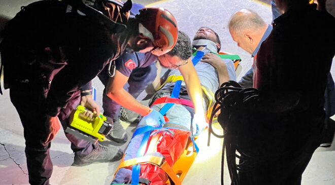 Burdur’da baraj kenarında alkol alırken 4 metre yükseklikten düştü: Ayağı kırıldı