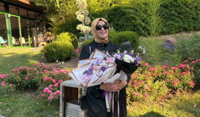 Bursa’da 50 yaşında üniversiteden birincilikle mezun oldu