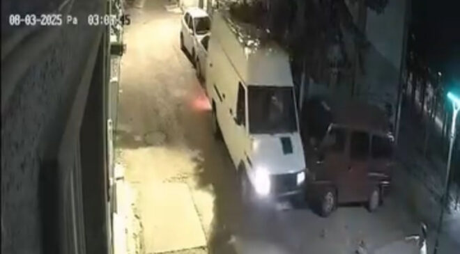 Bursa’da minibüsüyle geri hareket yapmak istedi: Park halindeki 2 arabaya çarptı