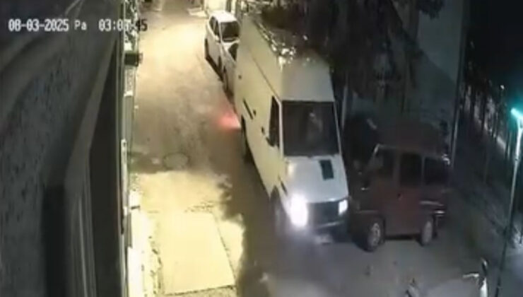 Bursa’da minibüsüyle geri hareket yapmak istedi: Park halindeki 2 arabaya çarptı