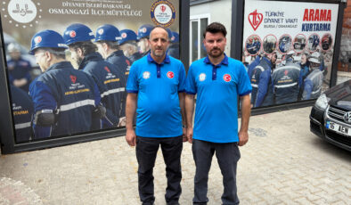 Bursa’da orman yangını ile uğraş: İtfaiye aracının üzerinde namaz kıldılar