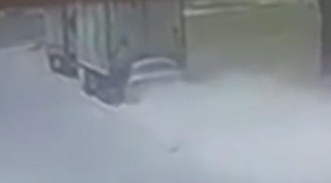 Bursa’da tıra arttan çarpan arabanın şoförü hayatını yitirdi