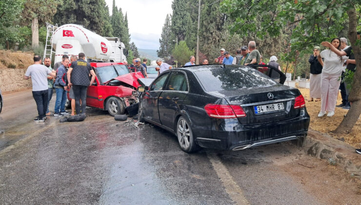 Bursa’da yağışlı hava nedeniyle iki araba baş başa çarpıştı: 1 meyyit