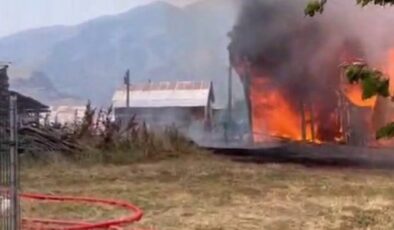 Erzurum’da köy yangını: 3 konut ve 2 ahır kül oldu
