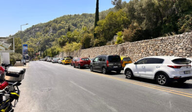 Fethiye-Ölüdeniz  yolunda tatilciler, 3 kilometrelik araç kuyruğu oluşturdu