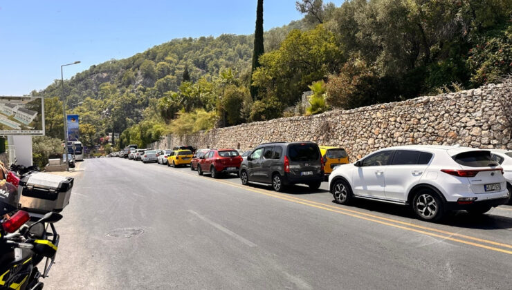 Fethiye-Ölüdeniz  yolunda tatilciler, 3 kilometrelik araç kuyruğu oluşturdu