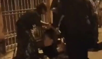 Gaziantep’te 4 bayan, sokakta oturan diğer bir bayanı sopalarla darbetti