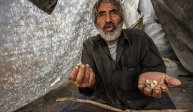 Gazzeliler, atık yemeklerle karınlarını doyurmaya çalışıyor