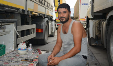 Habur Hudut Kapısı’ndaki tır sürücüleri rekor sıcaklıkla gayret ediyor