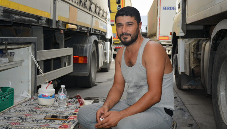 Habur Hudut Kapısı’ndaki tır sürücüleri rekor sıcaklıkla gayret ediyor