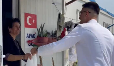 Hatay’da depremzede genç üniversiteden mezun oldu, konteyner kente kurban dağıttı