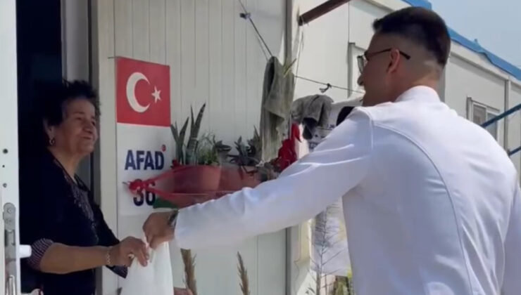 Hatay’da depremzede genç üniversiteden mezun oldu, konteyner kente kurban dağıttı