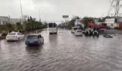 Hatay’da tesirli olan sağanak yağmur yolları göle çevirdi