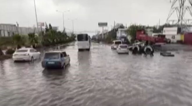 Hatay’da tesirli olan sağanak yağmur yolları göle çevirdi