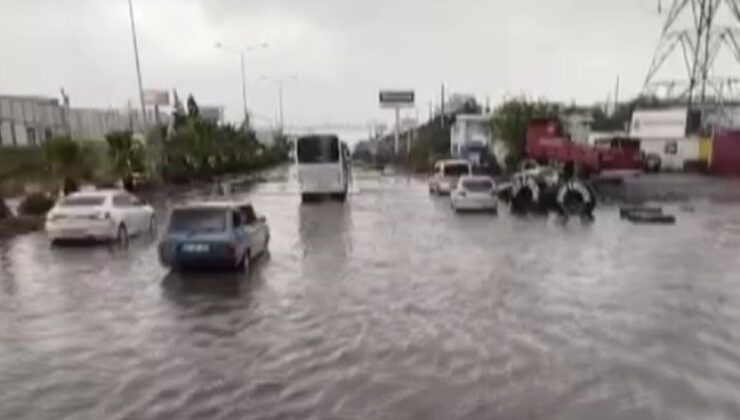 Hatay’da tesirli olan sağanak yağmur yolları göle çevirdi