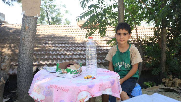 Hatay’da yaşı küçük diye endüstriye alınmadı, su satarak bisiklet parasını biriktiriyor