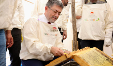 İbrahim Yumaklı, AB tescilli Bingöl balının birinci sağımını yaptı