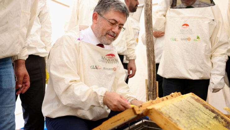 İbrahim Yumaklı, AB tescilli Bingöl balının birinci sağımını yaptı