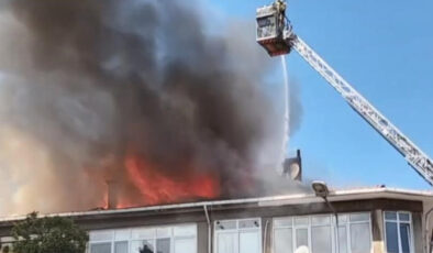 İstanbul’da 4 katlı binanın çatısında yangın çıktı: 1,5 saatlik çalışmayla söndürüldü