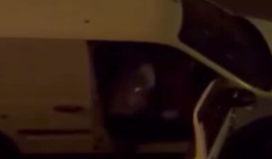 İstanbul’da bir şahıs sokak ortasında eşini darbedip araçtan indirmeye çalıştı