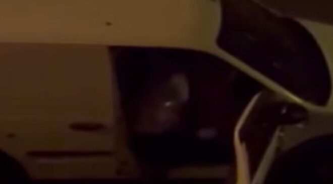 İstanbul’da bir şahıs sokak ortasında eşini darbedip araçtan indirmeye çalıştı