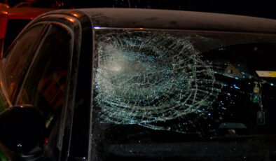 İstanbul’da konuttaki eşyaları pencereden attı: 2 araba ziyan gördü