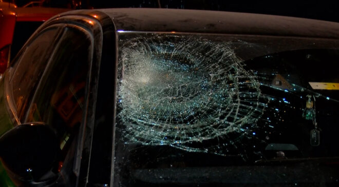 İstanbul’da konuttaki eşyaları pencereden attı: 2 araba ziyan gördü