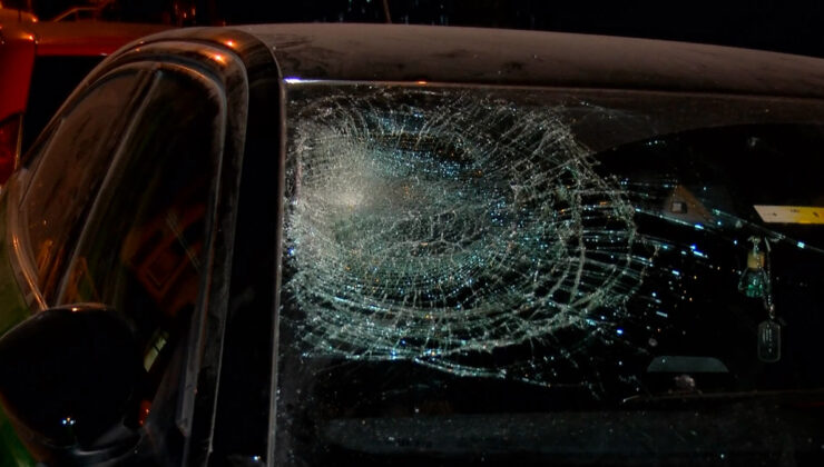 İstanbul’da konuttaki eşyaları pencereden attı: 2 araba ziyan gördü