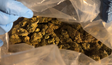 İstanbul’da motosikletli kurye uyuşturucu taşırken yakalandı