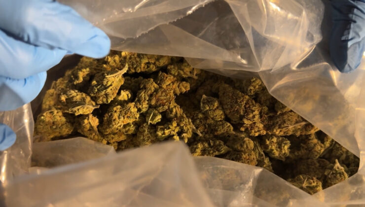 İstanbul’da motosikletli kurye uyuşturucu taşırken yakalandı