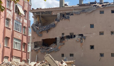 İstanbul’da yıkımı yapılan binanın bir kısmı, bir anda çöktü