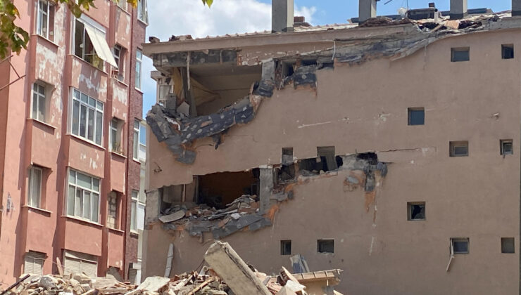 İstanbul’da yıkımı yapılan binanın bir kısmı, bir anda çöktü