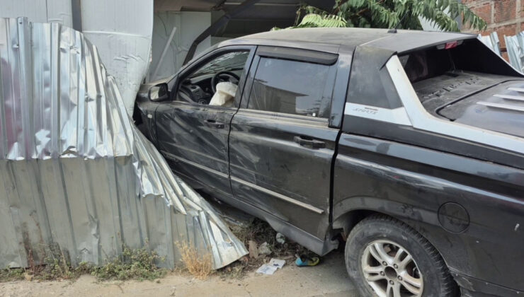 İstanbul’da yoldan çıkan araç uçarak 6 emekçinin kaldığı prefabrik konteynere çarptı