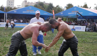 İstanbul’un Kırkpınarında binlerce güreş sever buluştu