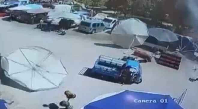 İzmir’de pazar şemsiyesi gebe bayan ve çocuğunun üzerine düştü