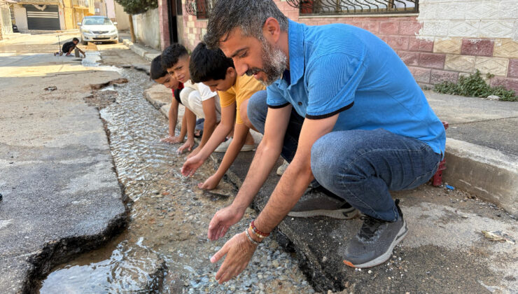 İzmir’in içme suyu, musluk yerine sokaklara akıyor