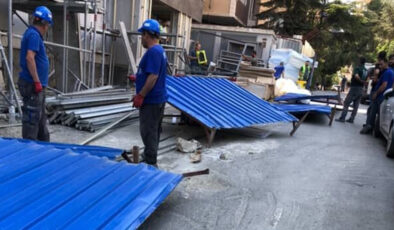 Kadıköy’de savrulan demir panonun çarptığı bayan yaralandı