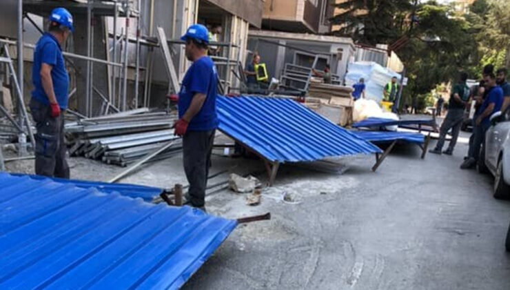 Kadıköy’de savrulan demir panonun çarptığı bayan yaralandı