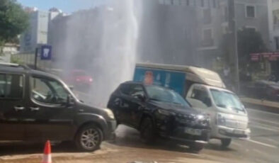 Kadıköy’de su borusu patladı: Tazyikli su metrelerce havaya fışkırdı