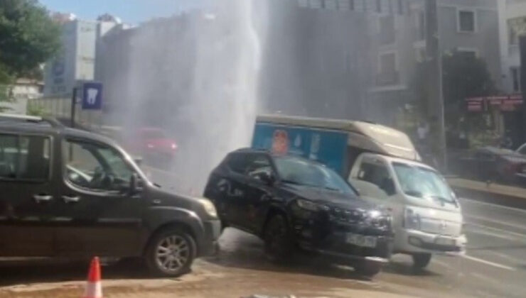 Kadıköy’de su borusu patladı: Tazyikli su metrelerce havaya fışkırdı