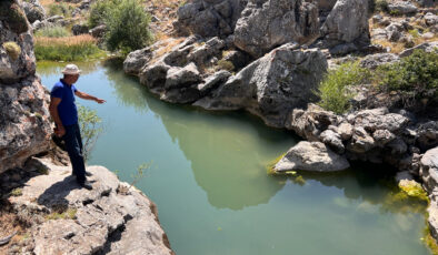 Kahramanmaraş’ta kayaların ortasındaki göl, görüntüsüyle büyülüyor