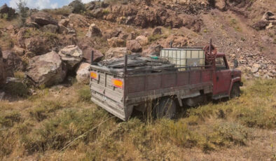 Kayseri’de çalıntı elektrik tellerini kayaların ortasına saklayan 3 kişi yakalandı
