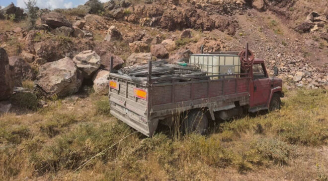 Kayseri’de çalıntı elektrik tellerini kayaların ortasına saklayan 3 kişi yakalandı