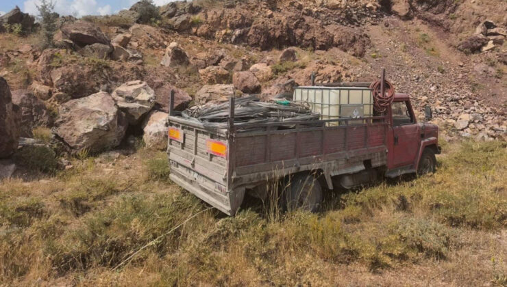 Kayseri’de çalıntı elektrik tellerini kayaların ortasına saklayan 3 kişi yakalandı