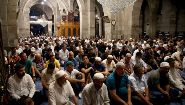 Kayseri’de gurbetçiler sabah namazında buluştu