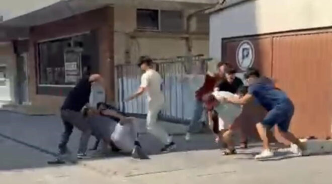 Kayseri’de sokak ortasında arbede ettikleri şahsı taşla bayılttılar