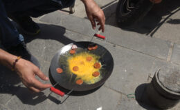 Kilis’te 42 derece sıcaklıkta beton üzerinde sucuklu yumurta pişirdi