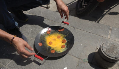 Kilis’te 42 derece sıcaklıkta beton üzerinde sucuklu yumurta pişirdi