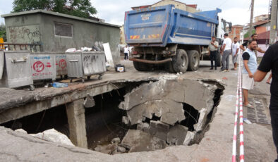 Kocaeli’de beton yer çöktü: Hafriyat kamyonu içine düştü